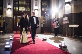 Z příchodu hostů Česko-Slovenského plesu 2015. Ředitel médií RTVS Martin Hauptvogel s manželkou Vandou
