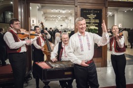 A je nám veselo. Jožka Šmukař se svojí cimbálovou kapelou vítá hosty Česko-Slovenského plesu 2015