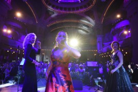 Sólistky Rozhlasového Big Bandu Gustava Broma. Uprostřed: Andrea Zimányiová. Vlevo: Zuzana Gambová. Vpravo: Ivana Regešová