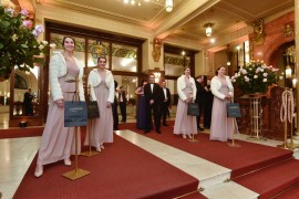 Hostesky plesu ve stylu období secese
