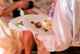 V dobe servírovanej večere sa vo všetkých sálach a sieňach Obecného domu ponúkalo už po siedmykrát 3chodové menu v špeciálnom duet servise