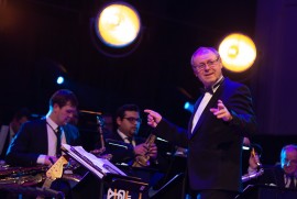 Dirigent Vladimír Valovič riadil Rozhlasový Big Band Gustava Broma v doprovode sláčikovej sekcie SOČR