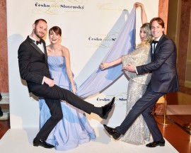 Manželé Gabriela a Filip Laškovi a Andrea Sestini Hlaváčková s manželem Fabriziem Sestini pro změnu před fotostěnou
