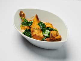 Z připravovaného teplého bufetu – Kukuřičné kuřátko s mladým špenátem a dijonskou omáčkou