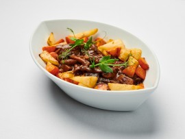 Z připravovaného teplého bufetu – Houbové ragú (mix hub: hříbky, žampiony, hlíva atd.) s restovanou kořenovou zeleninou 