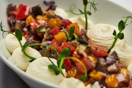 Z připravovaného salátového bufetu – Salát Caponata s medem, bylinkami a šlehaným sýrem Fitaki 