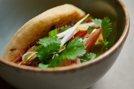Ásijská trhaná kachna servírovaná v kynutým Bao Buns knedlíčku