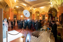 Ve foyer před Smetanovou síní byl již před slavnostním otevřením plesu enormní zájem o focení před fotostěnou