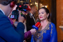 Herečka a riaditeľka divadla Hana Gregorová poskytuje rozhovor českým a slovenským médiám