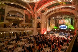 Pohled z balkonu Smetanovy síně na tančící účastníky plesu v době tanečního kola vídeňských valčíků a české polky